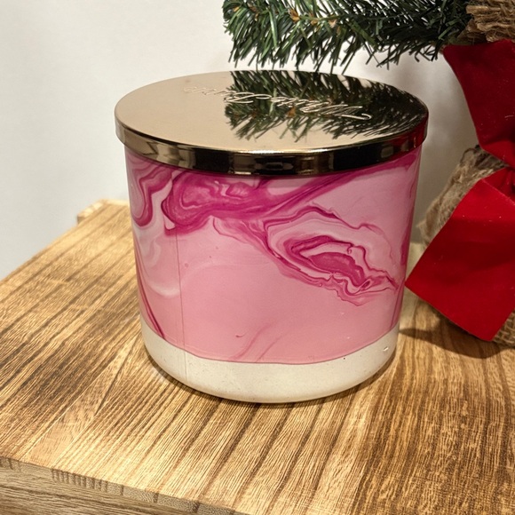 White Barn Strawberry Pound Cake 3-wick Candle-NEVER USED - Picture 4 of 5